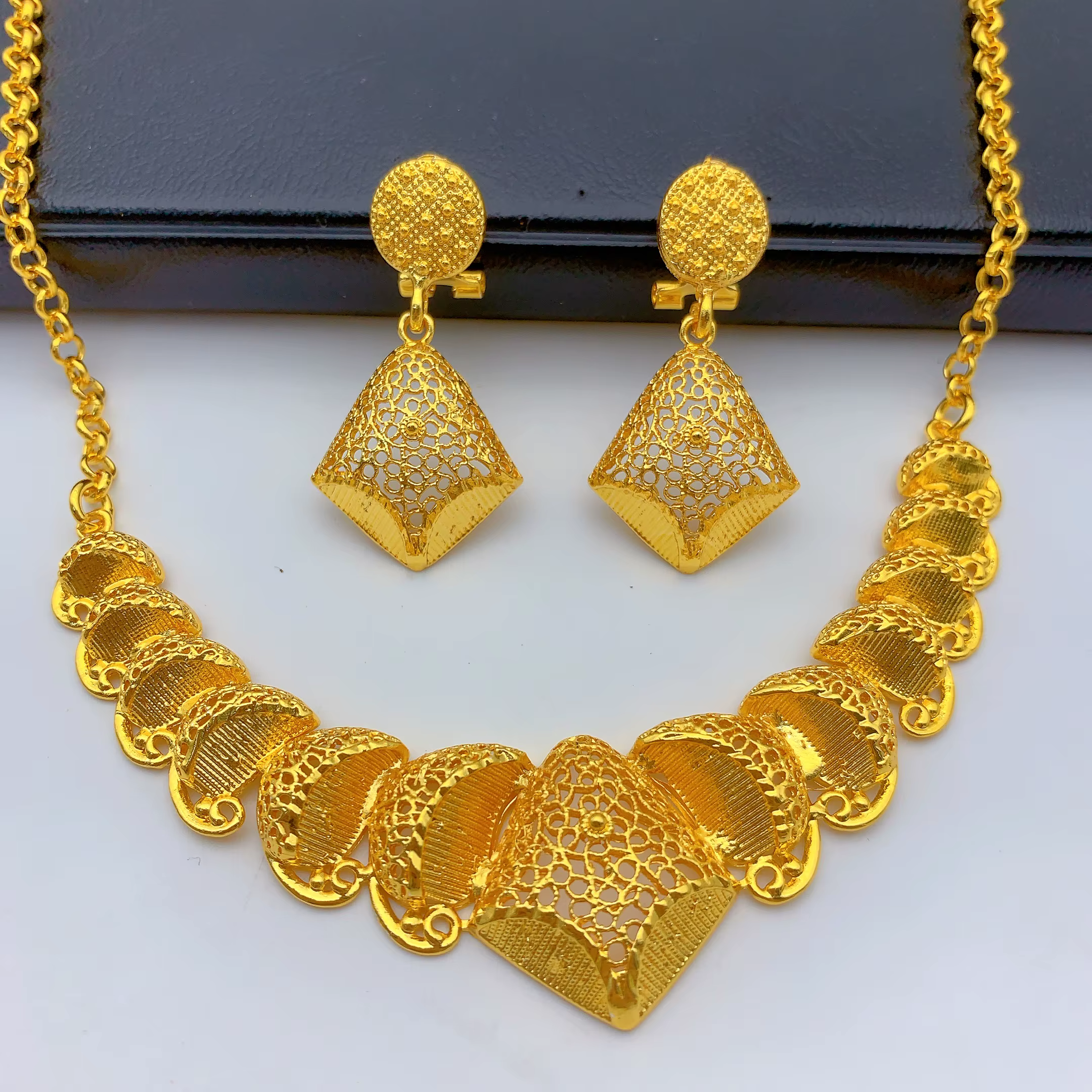 Collier et boucles d'oreilles plaqués or 24 carats pour mariée indienne de luxe