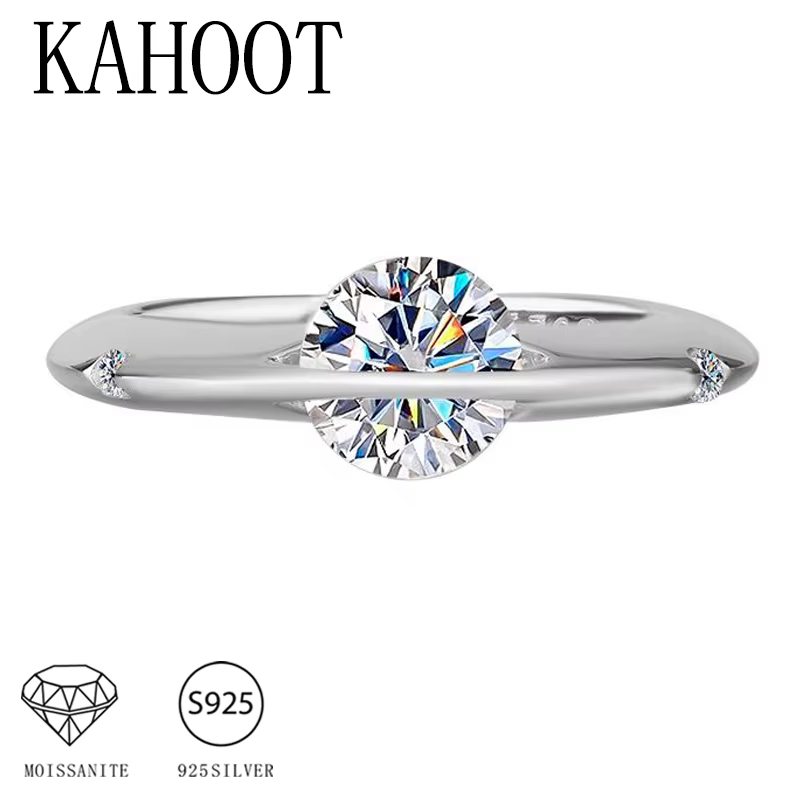Une bague élégante et de haute qualité en argent sterling 925 avec un moissanite de 1 carat et une sphère scintillante en forme d'étoile tournoyant autour.