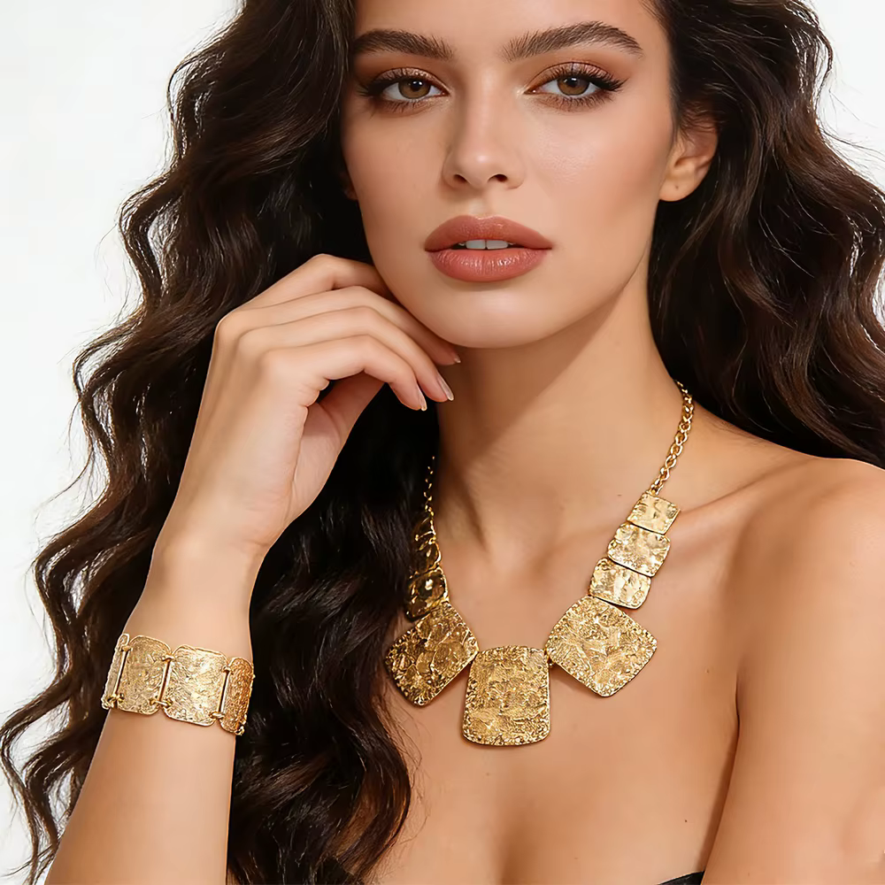 Ensemble de bijoux artisanal minimaliste en or martelé carré
