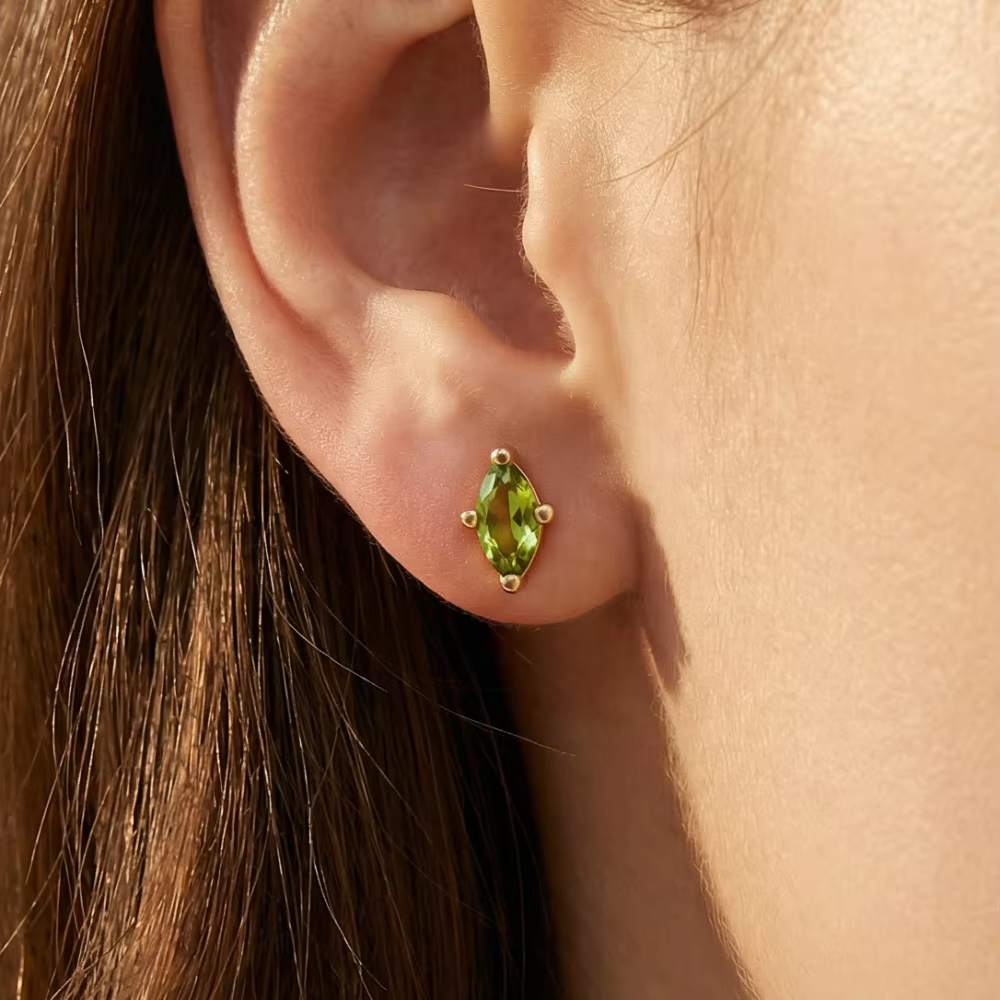 Boucles d'oreilles clous délicates en zircon vert taille marquise pour femmes