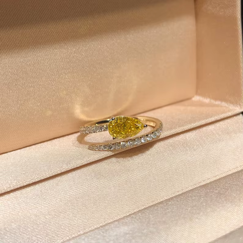 Bague simple pour femme - Bijou en zircon jaune brillant en forme de goutte d'eau