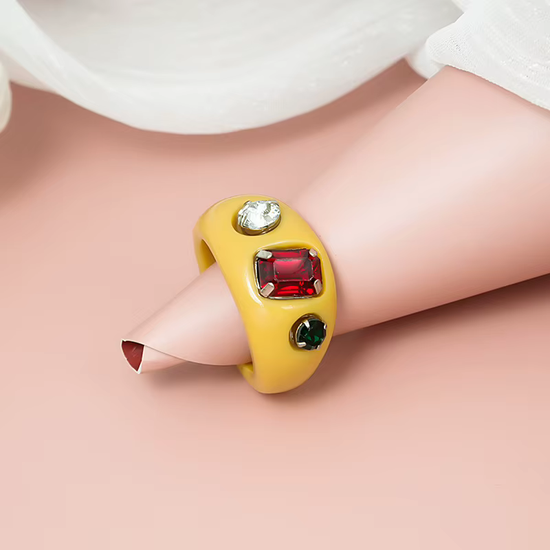 Bague en résine couleur bonbon avec diamants acryliques incrustés