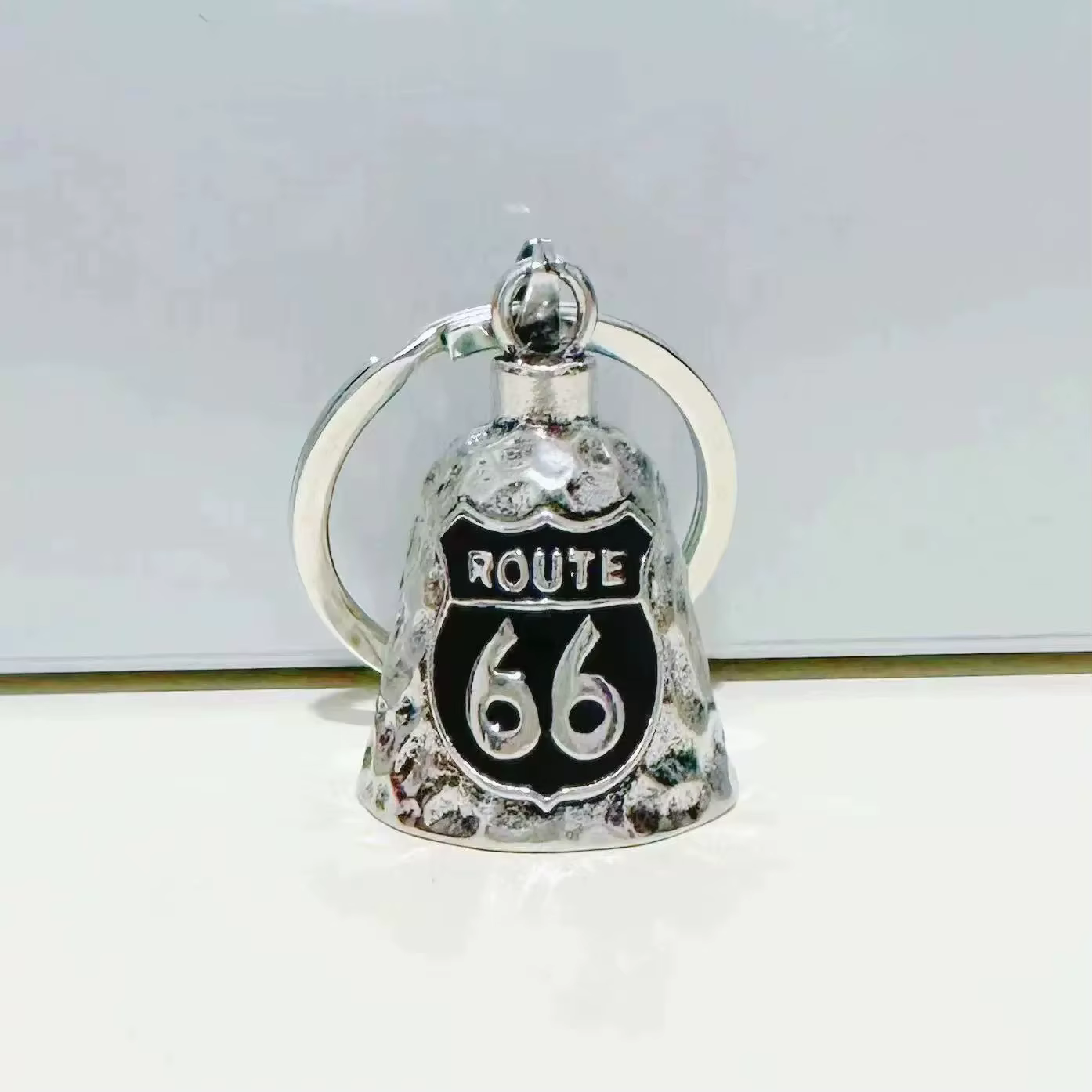 Porte-clés Cloche Porte-Bonheur Vintage avec Croix et Ailes d'Ange