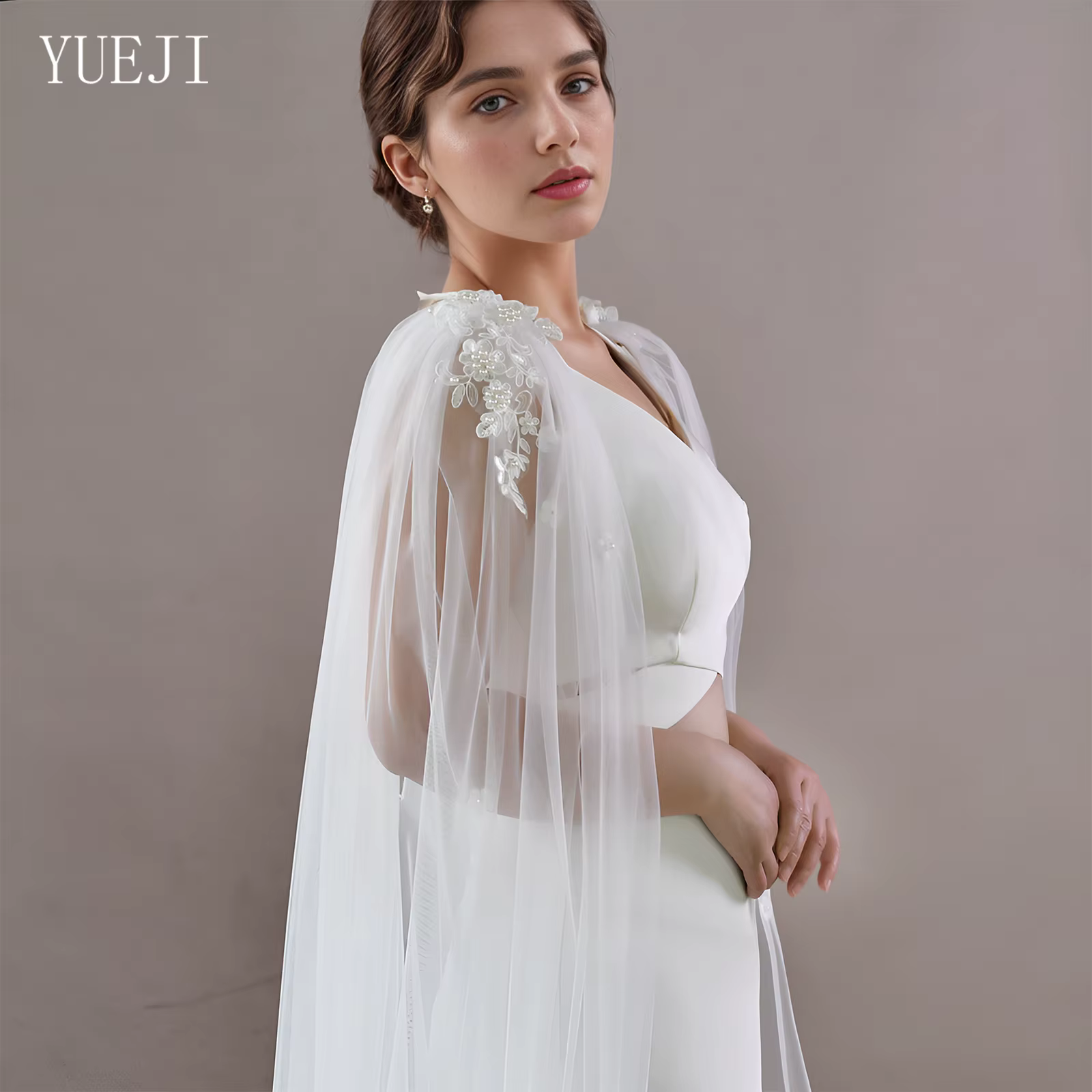 Cape traînante de style dentelle de mariage cathédrale YUEJI avec dos en forme de V