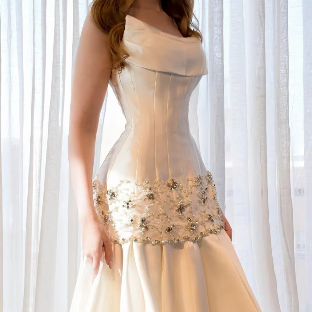 Robe de mariée blanche moderne avec décolleté sans bretelles drapé