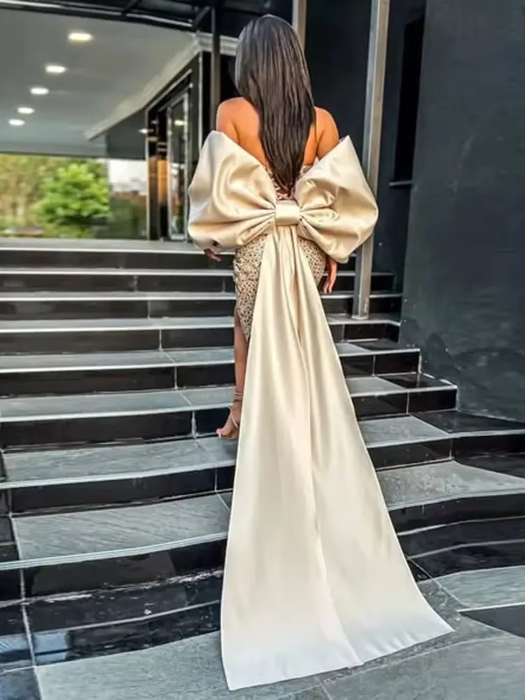 Cape en satin champagne avec grand nœud amovible
