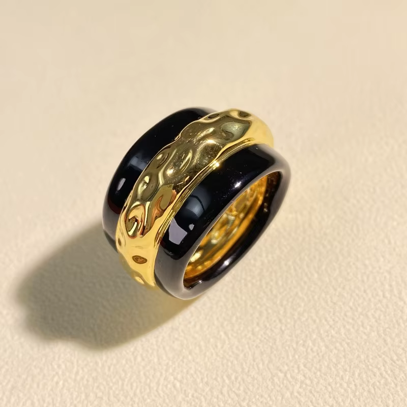 Bague en or noir pour femmes