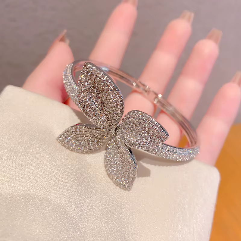 Bracelet Fleur de Luxe en Laiton Plaqué Or 18 carats avec Zircon Cubique