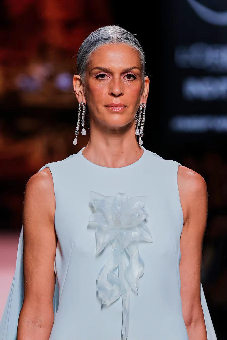 Robes de soirée longues élégantes bleu clair avec cape plissée
