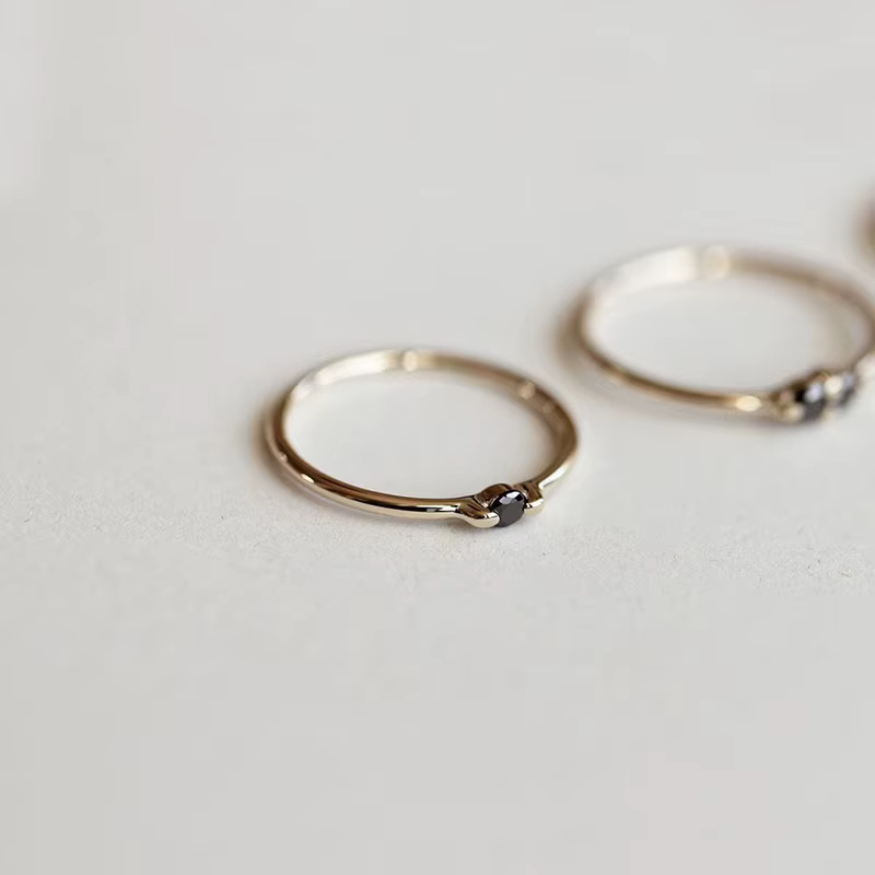 Bague plate en diamant noir simple pour femme
