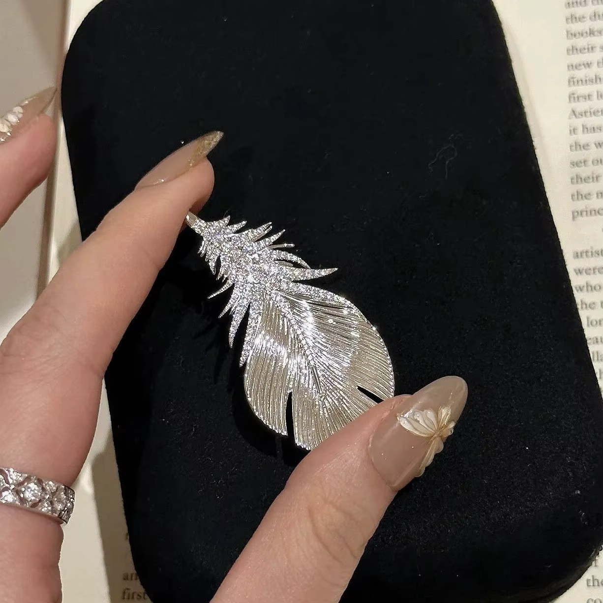Collier de luxe léger avec pendentif en plumes de diamant