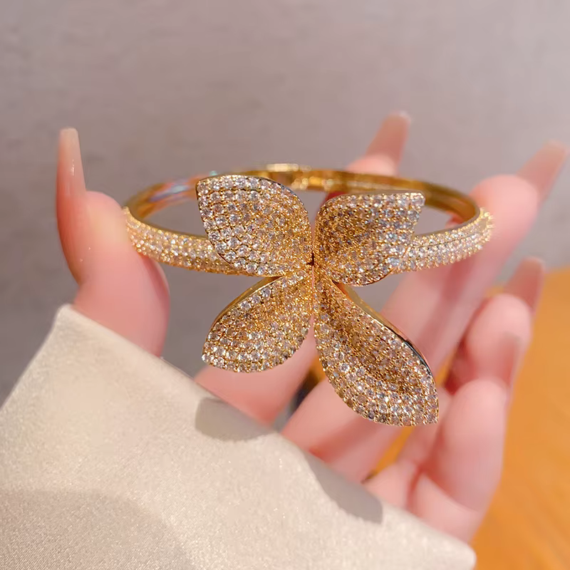 Bracelet Fleur de Luxe en Laiton Plaqué Or 18 carats avec Zircon Cubique