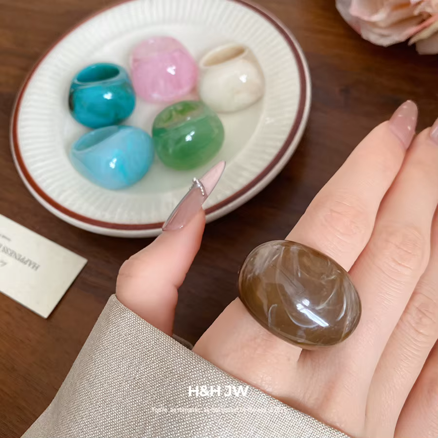 Bague en résine au design minimaliste