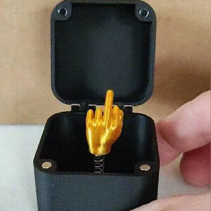 Doigt moyen dans une boîte
