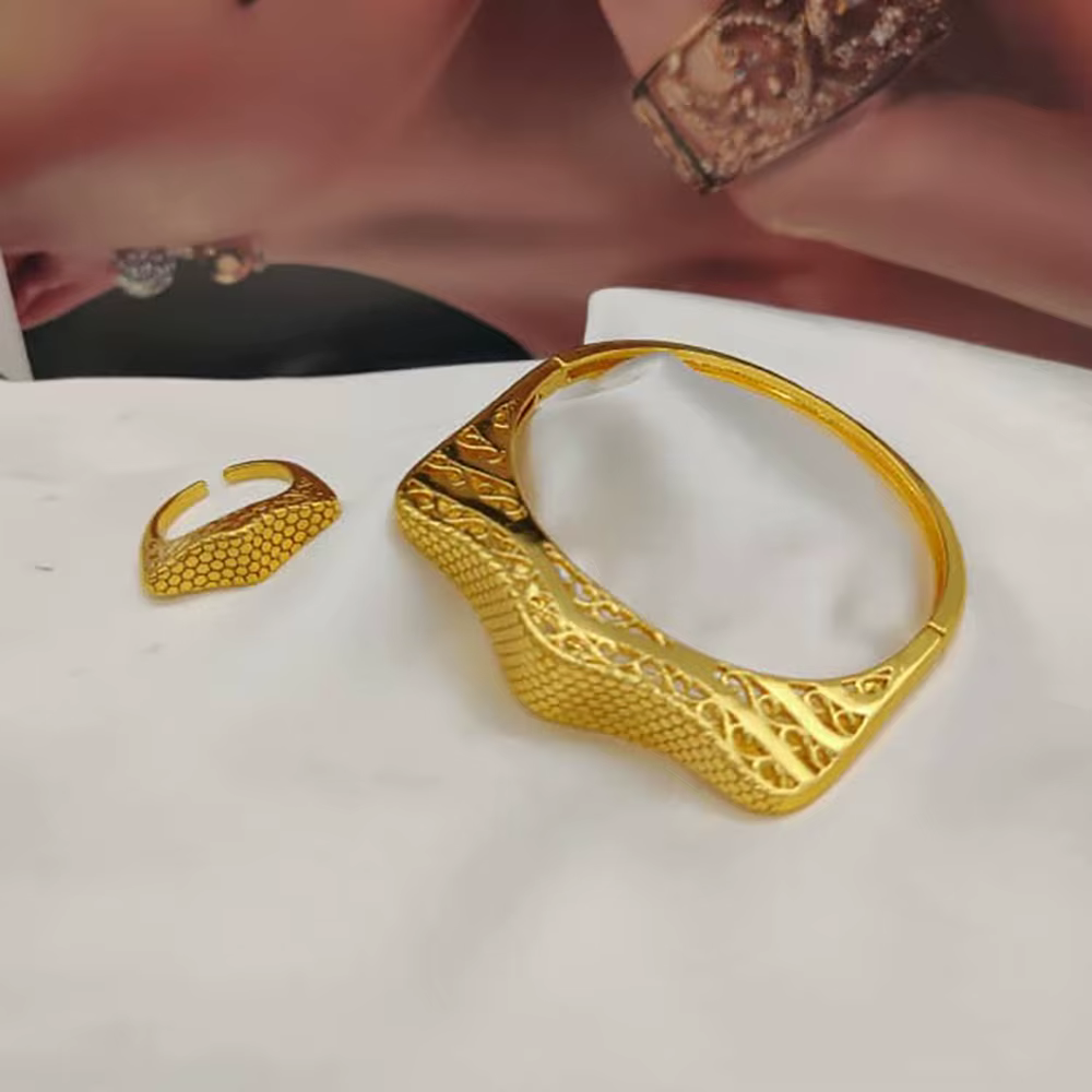 Ensemble de bracelets et de matiques en or de Dubaï