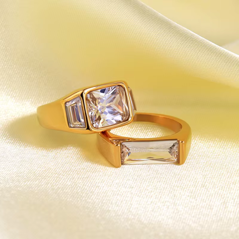 Nouvelle bague de mariage en acier inoxydable étanche plaqué or 18 carats avec zircon cubique carré blanc brillant