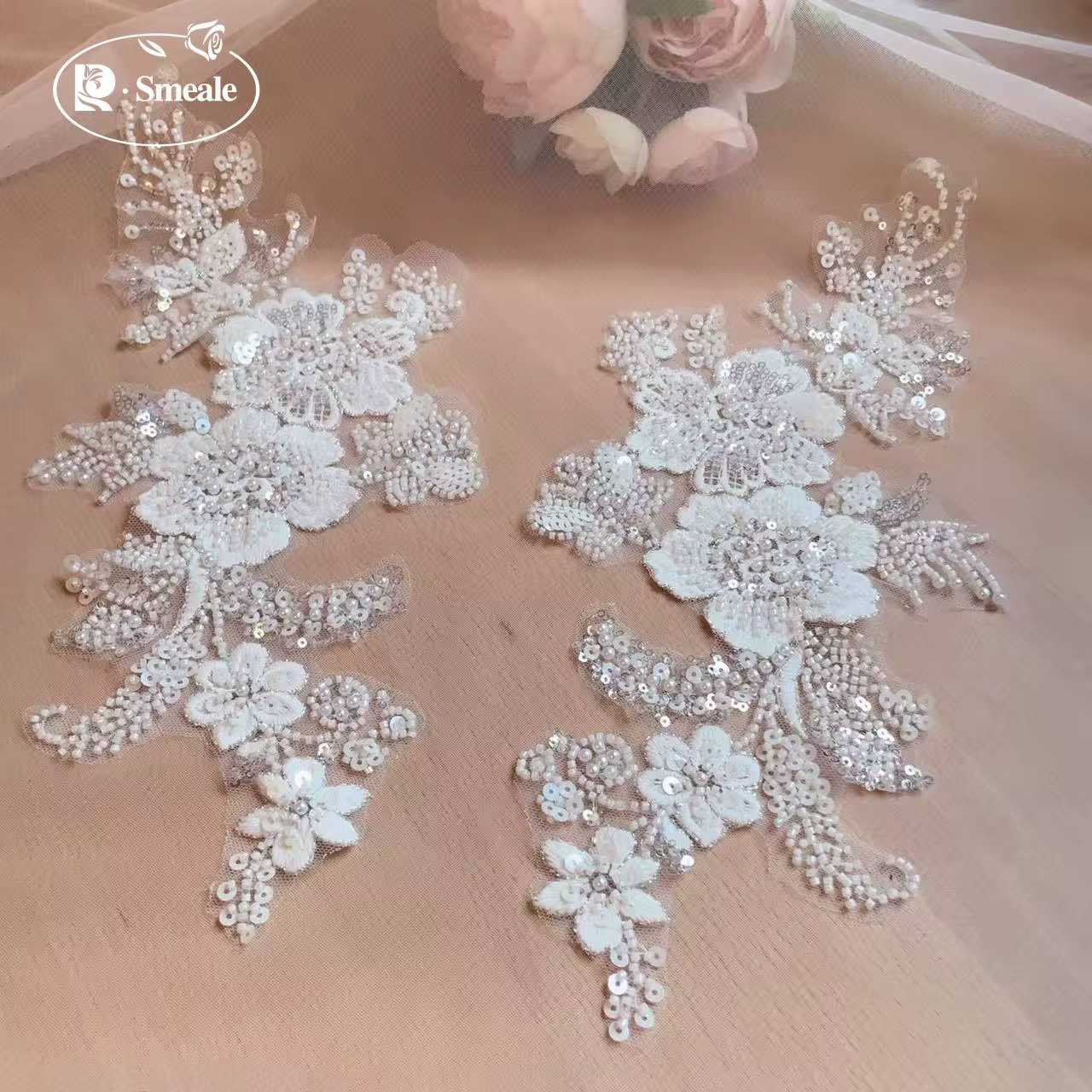 Couleurs colorées perle brodée paillettes brillantes grandes fleurs décoration de robe de mariée. Accessoires de