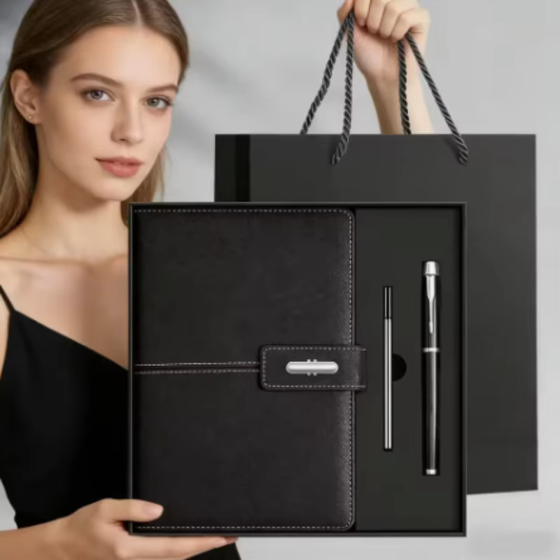 Ensemble de carnets de notes professionnels en cuir élégant haut de gamme avec boîte cadeau et porte-stylo pour usage professionnel et journalisation.