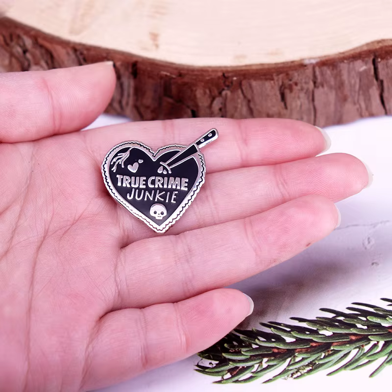 1 pièce Épinglette en émail en forme de cœur « True Crime Junkie » - Design gothique sombre