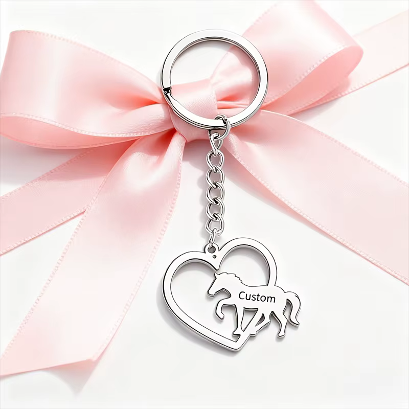 Porte-clés cheval en forme de cœur personnalisé, nom personnalisé, breloque cheval doré, plaque signalétique en acier inoxydable, cadeau d'anniversaire équestre, bijoux pour hommes