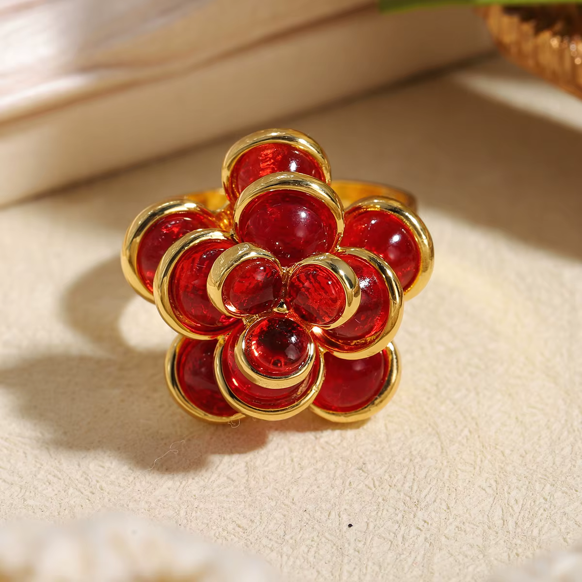 Bague de cocktail florale en métal doré avec rose rouge d'inspiration vintage pour femmes et filles