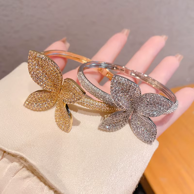 Bracelet Fleur de Luxe en Laiton Plaqué Or 18 carats avec Zircon Cubique