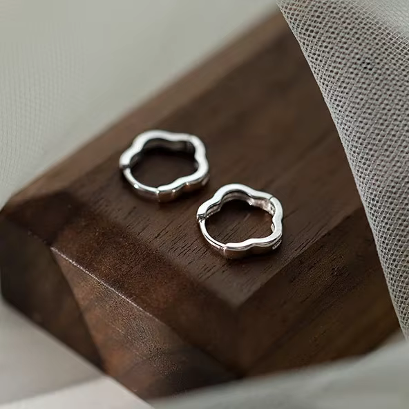 PONYKISS Boucles d'oreilles créoles en forme de fleur couleur argent pour femme, bijoux de mode végétale classiques, accessoires minimalistes