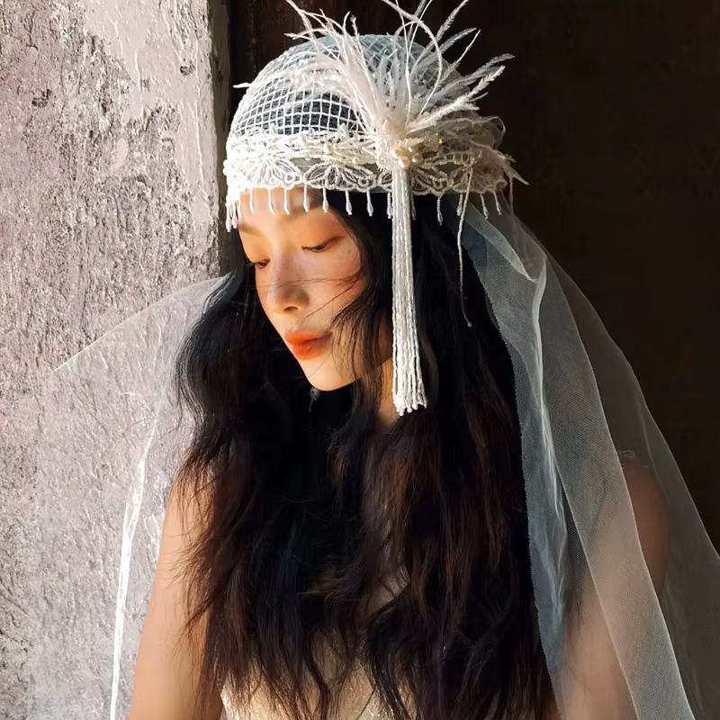 Voile de mariée vintage français avec plumes et pompons | Coiffe