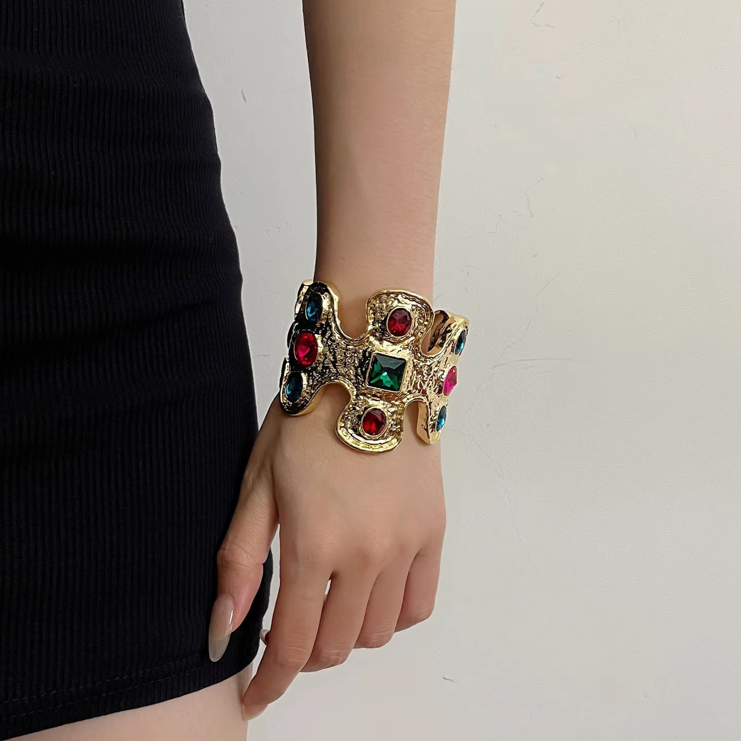 Luxueux bracelet rétro en pierres précieuses colorées à large ouverture