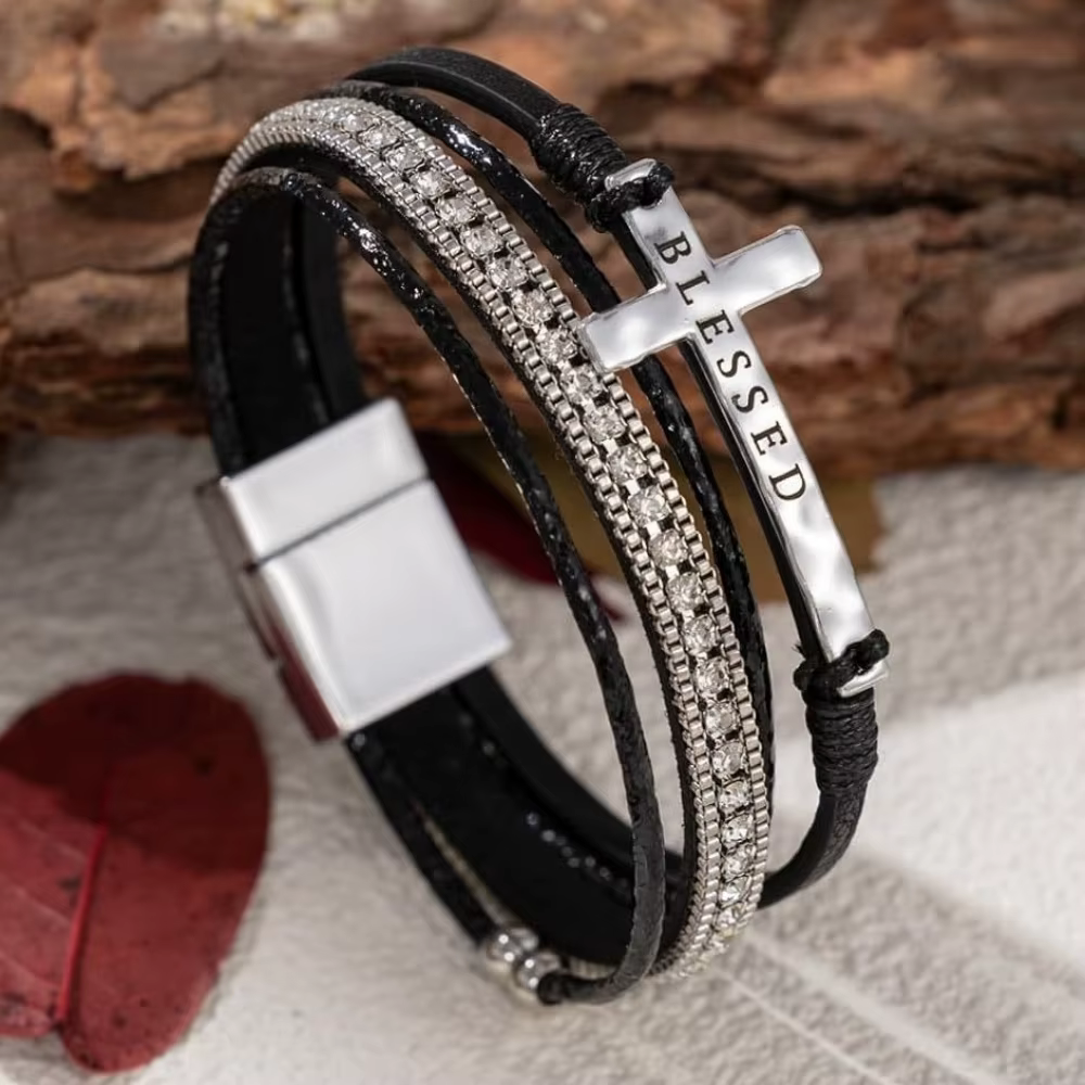 BLESSED – Bracelets en cuir avec cristaux croisés