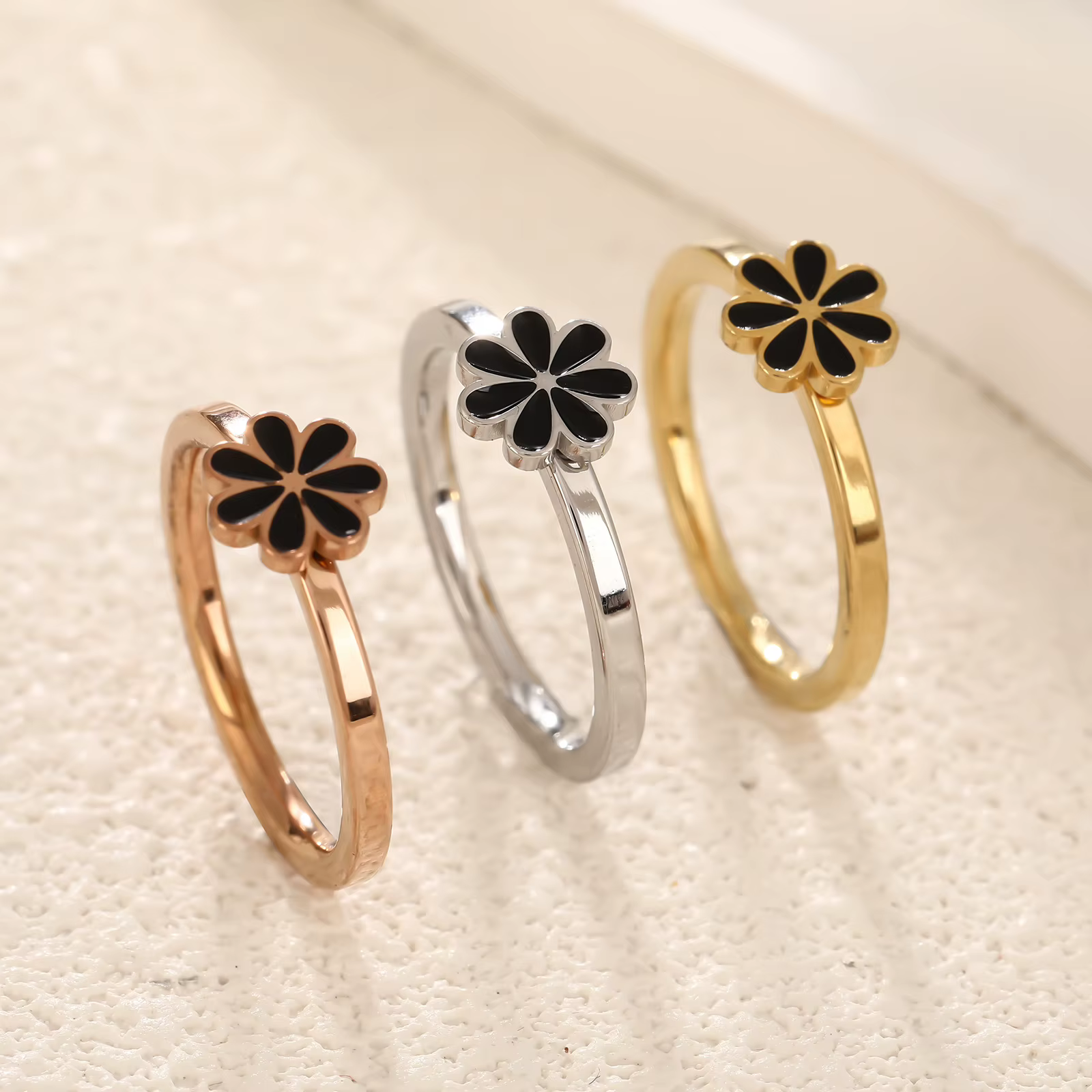 Bague fleur marguerite noire pour femmes
