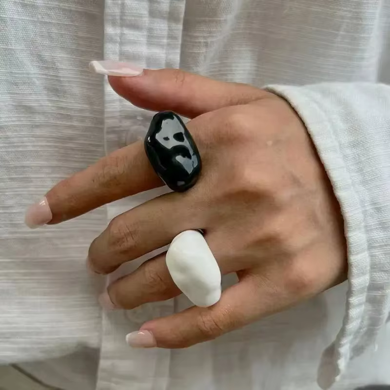 Bague en résine géométrique