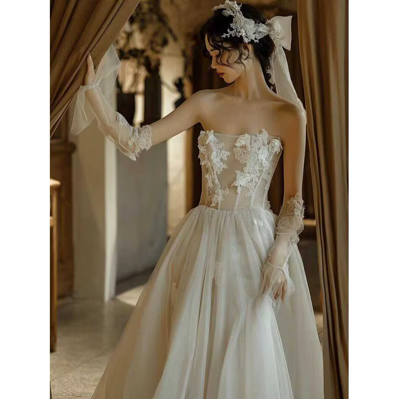 Robe de mariée légère en dentelle française