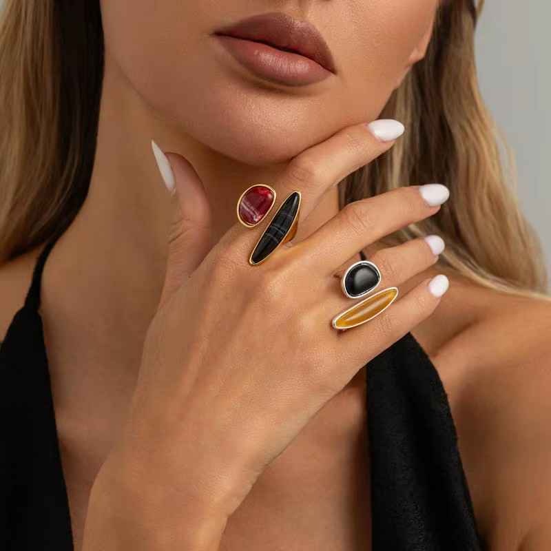 Bague ajustable en pierres précieuses, design géométrique irrégulier, ouverture tendance, design unique pour les fêtes, le quotidien ou comme cadeau pour elle