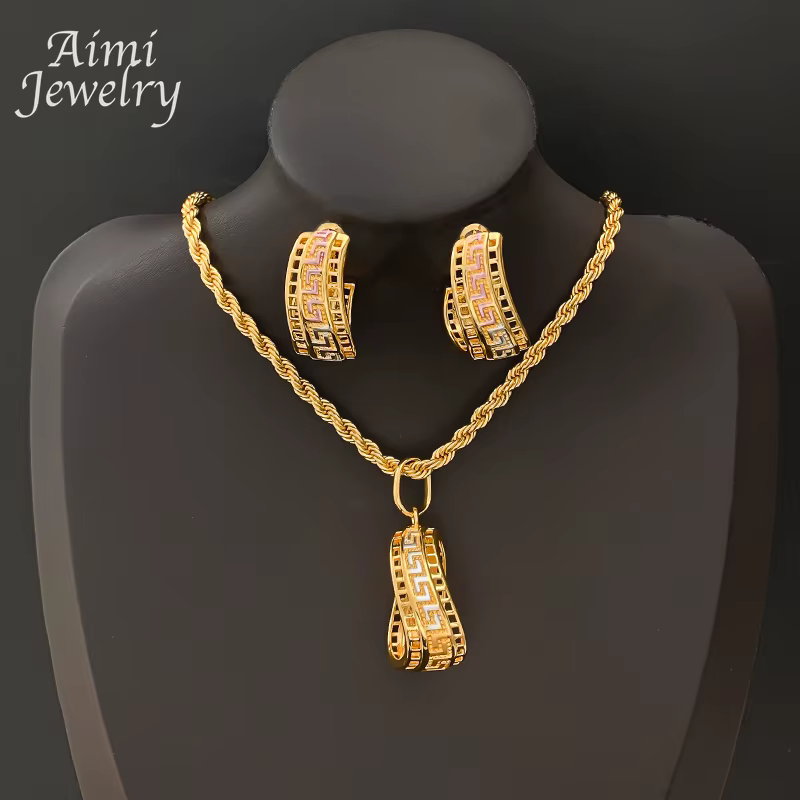 Ensemble de bijoux dorés imprimés