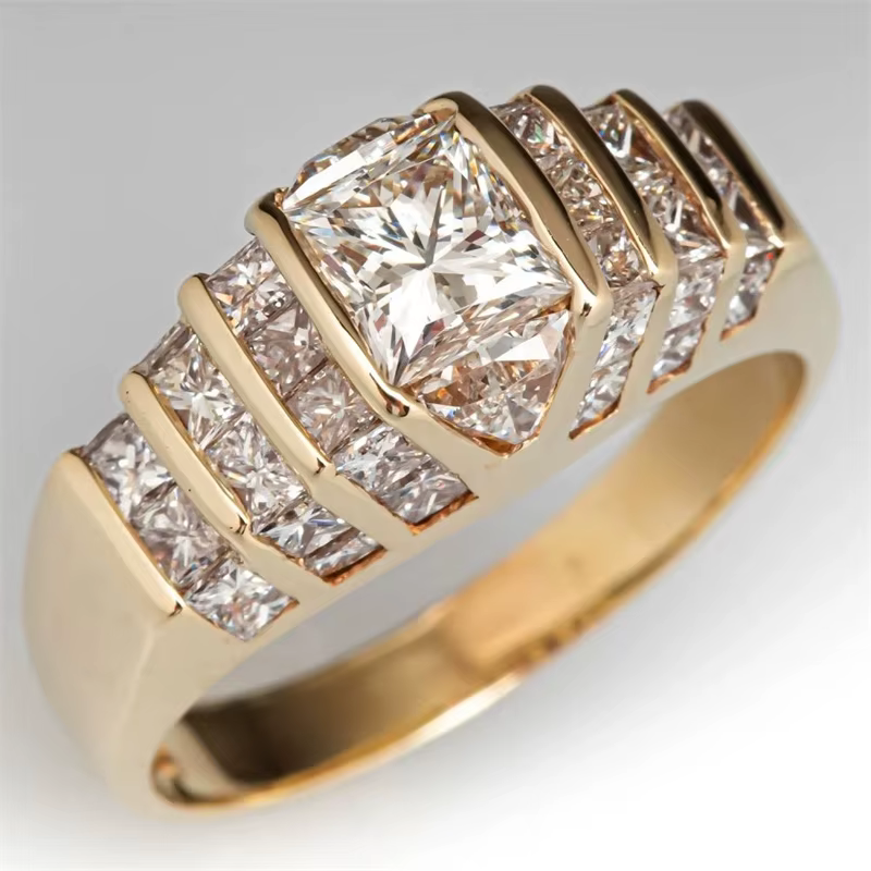 Bague de fiançailles élégante en zircone synthétique scintillante plaquée or pour femmes