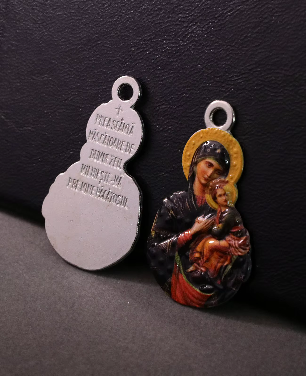Pendentif coloré avec icône de notre dame de l'aide perpétuelle
