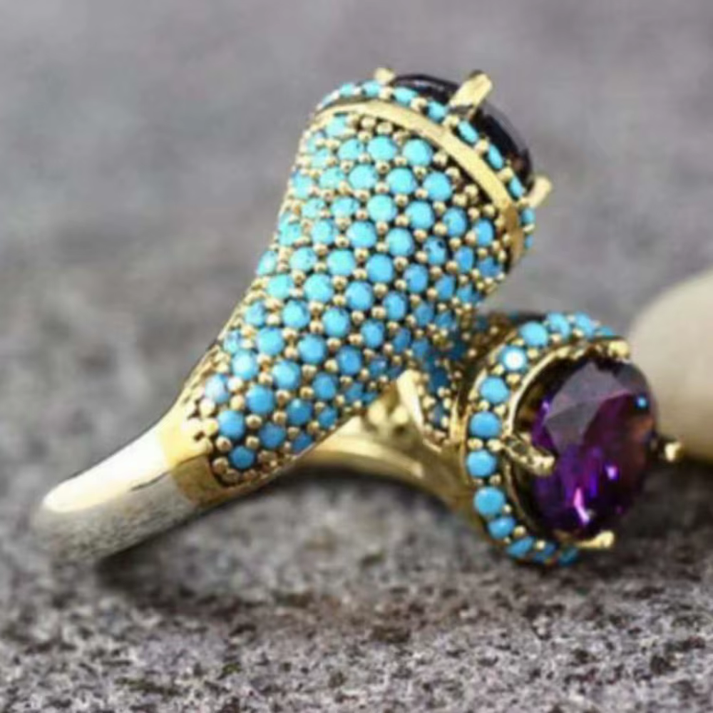 Une bague punk en or 14 carats turquoise violet zircon
