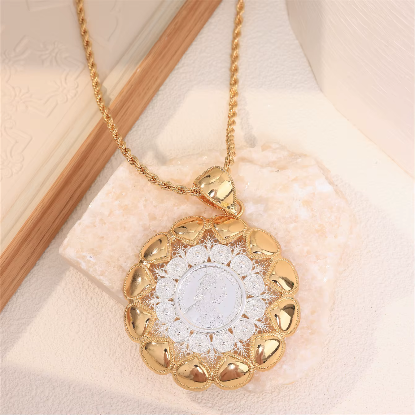 Collier pendentif motif Napoléon pour femme