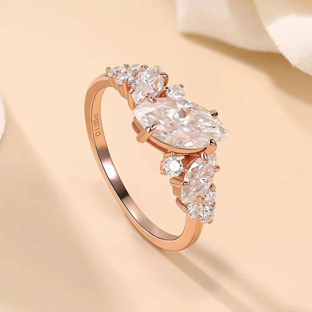 Bague Statement Asymétrique LinkerLove en Argent 925 Plaqué Or Rose avec Moissanite Marquise et Grappe de Pierres Multiples