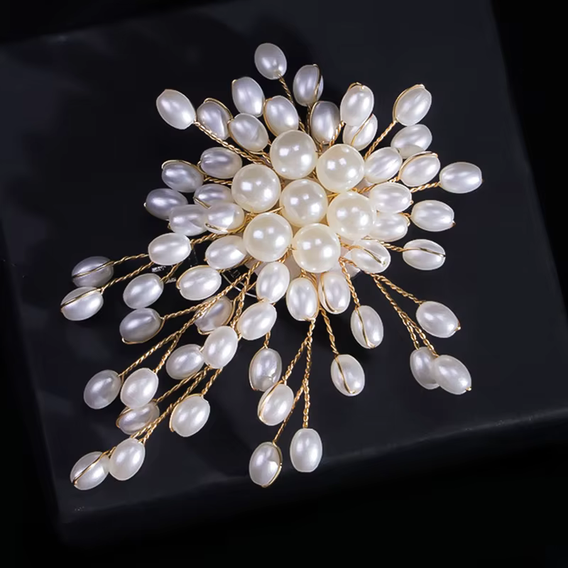Broche élégante en forme de fleur de perle