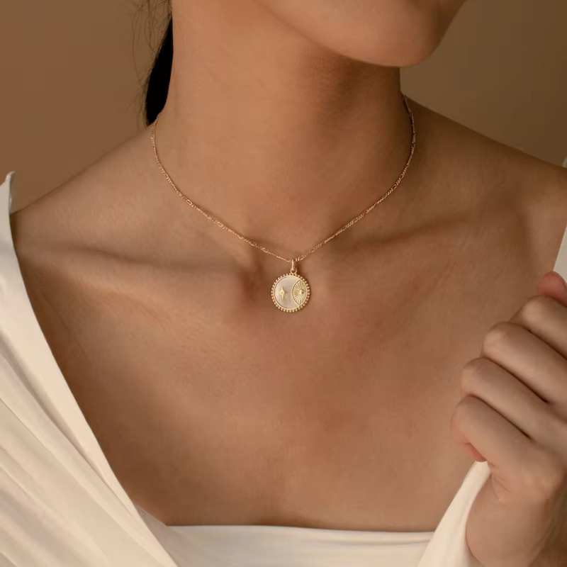 Collier pièce de monnaie céleste avec chaîne Figaro et pendentif nacre