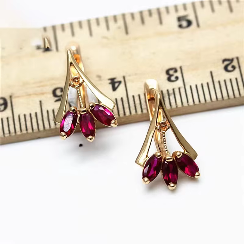 Boucles d'oreilles incrustées de trois pierres précieuses rouges pour femmes