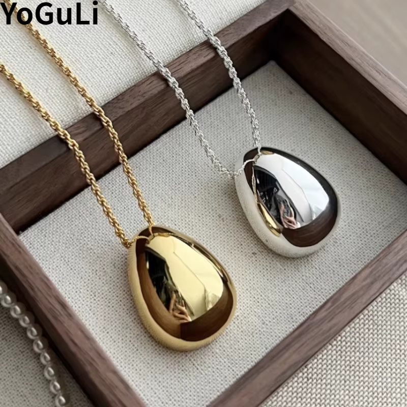 Collier avec pendentif en métal brillant pour femmes