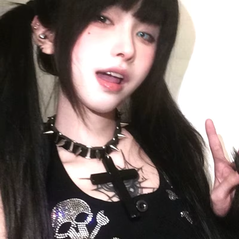 Collier avec pendentif croix en cuir pour femmes