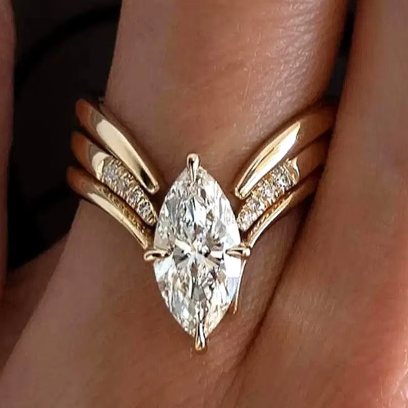 Bague de charme dorée incrustée de zircone synthétique pour femmes