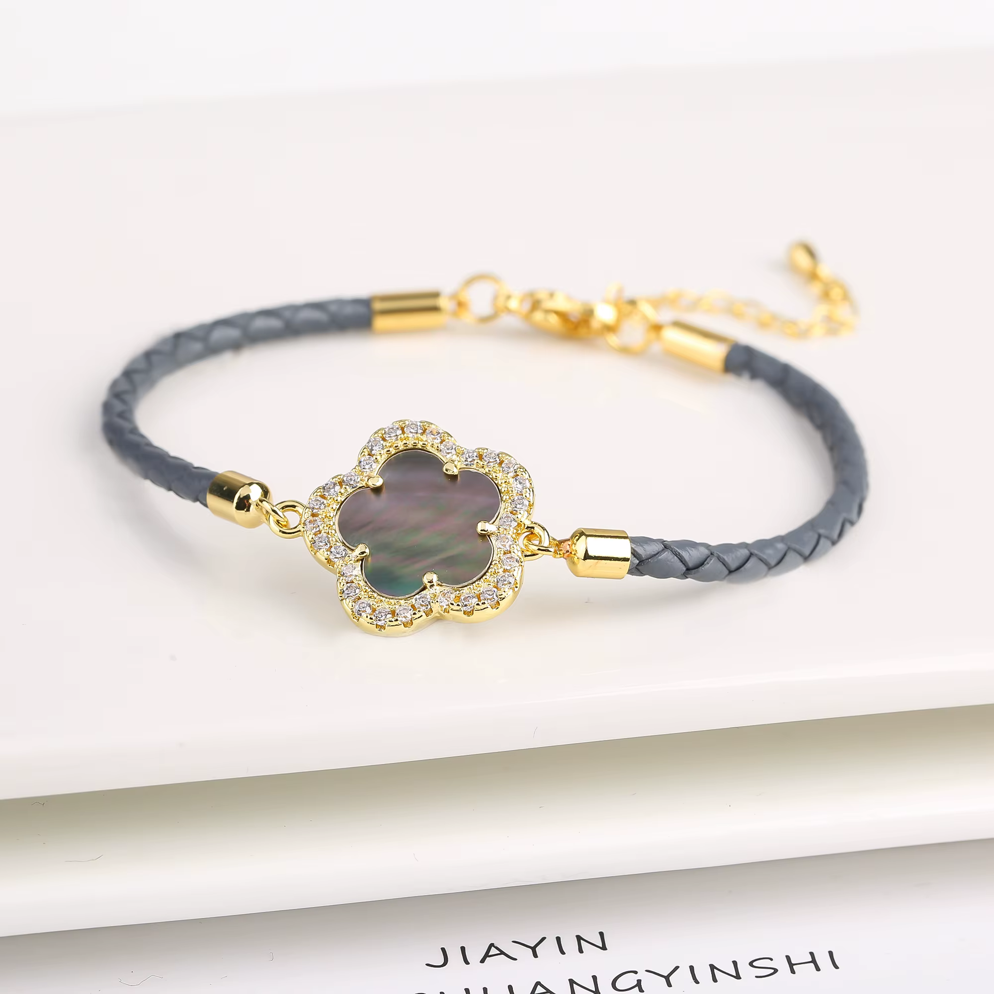 Bracelet réglable en cuir de fleur de cinq cuir chevelu pour femme