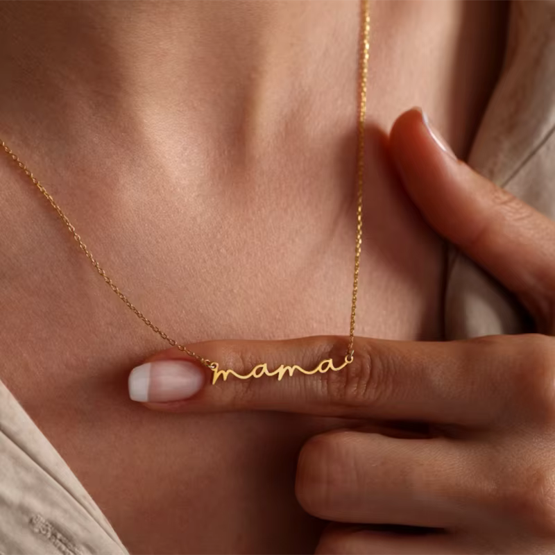 Collier pendentif petite lettre « Maman » pour la Fête des Mères