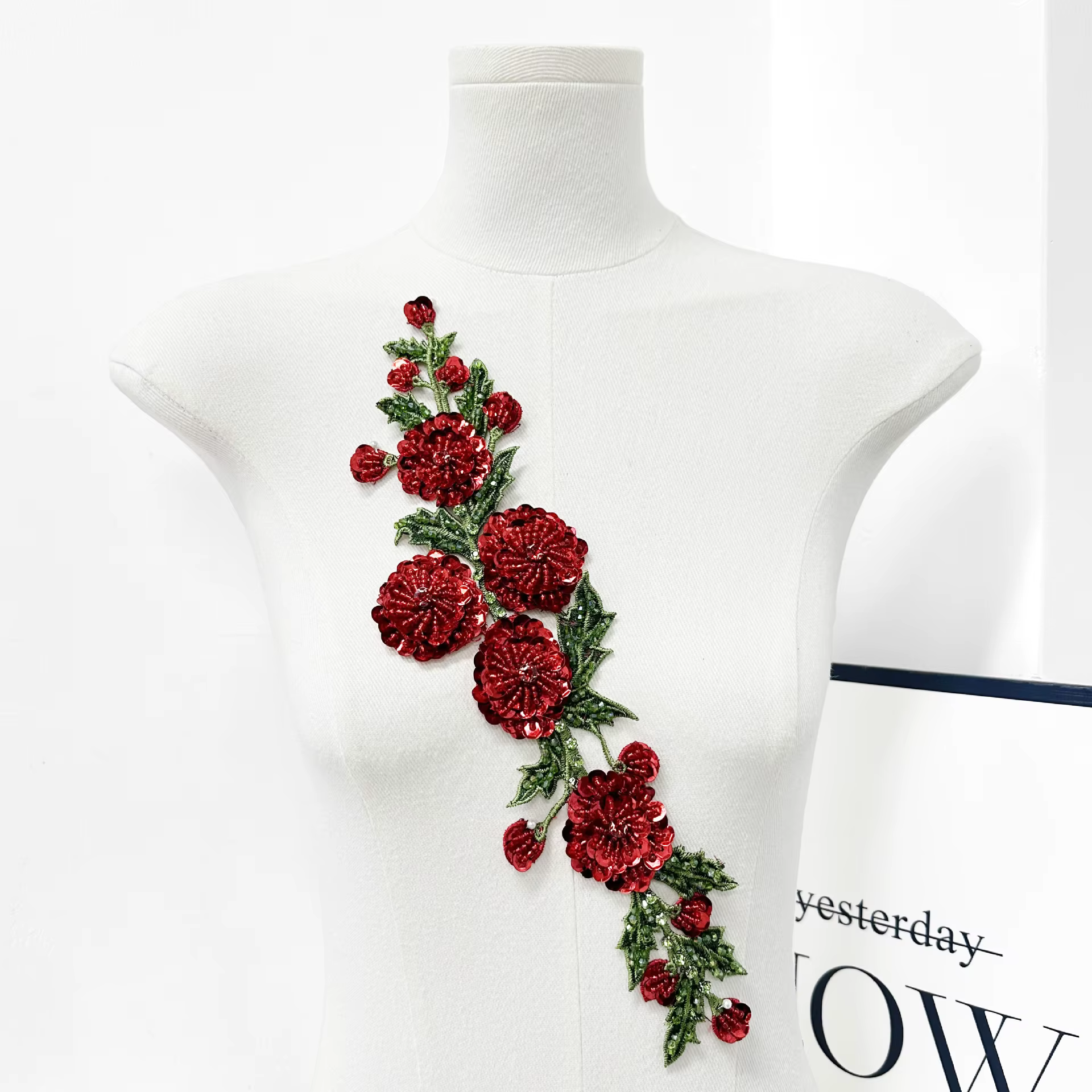Appliques brodées de fleurs en perles colorées
