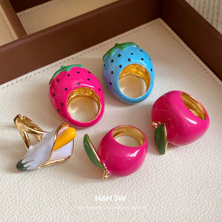 Bague d'index Fraise Mignonne et Élégante, Bijou de Main Minimaliste de Luxe